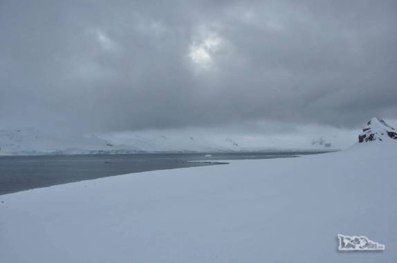 O aspecto polar de Half Moon Island, na Antártida, no final de tarde